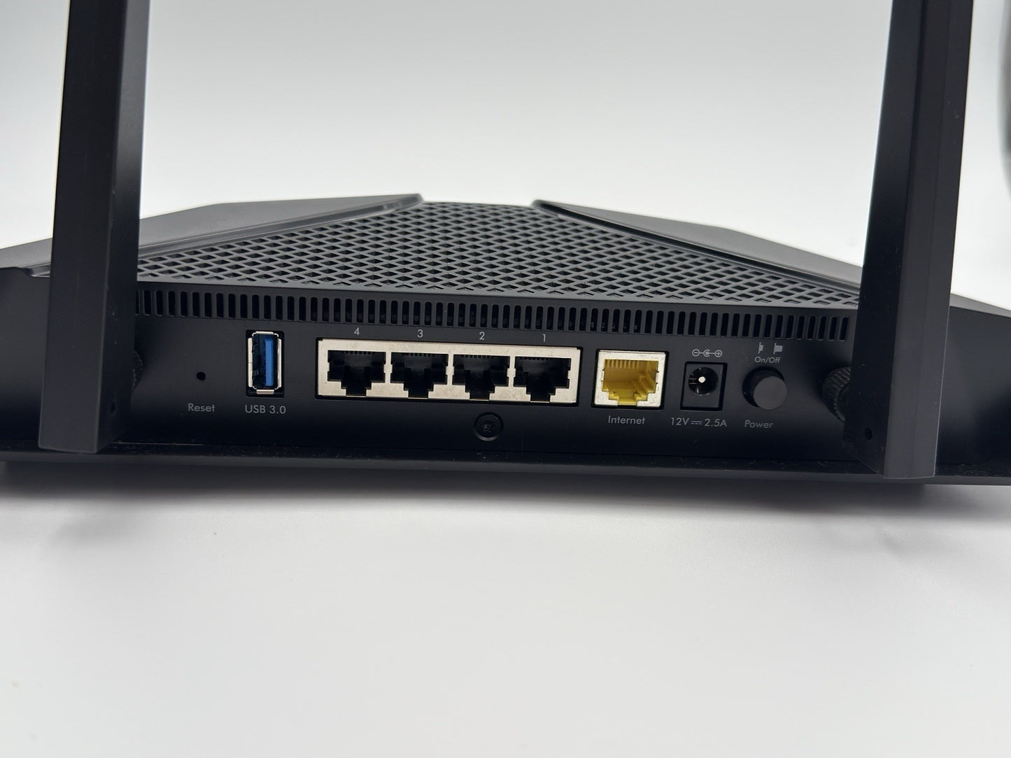 Netgear RAX54S-100NAS Nighthawk AX6 6-Stream AX5400 WiFi Router -