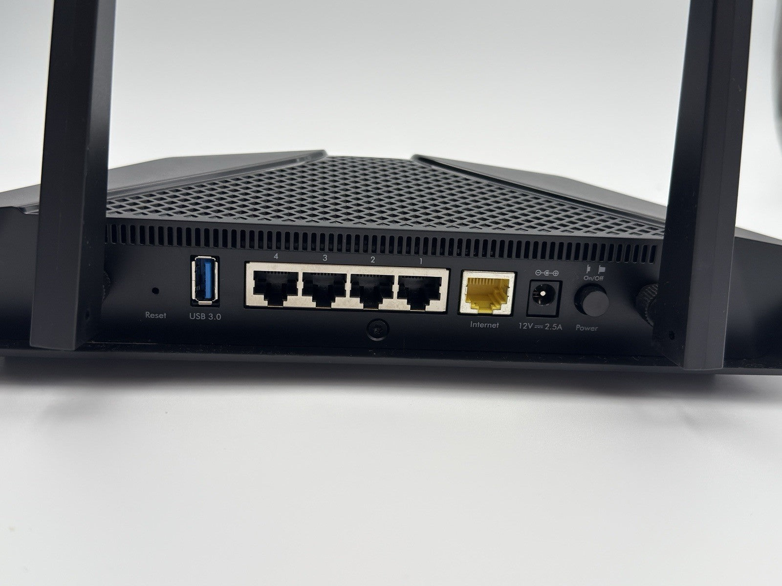 Netgear RAX54S-100NAS Nighthawk AX6 6-Stream AX5400 WiFi Router  -