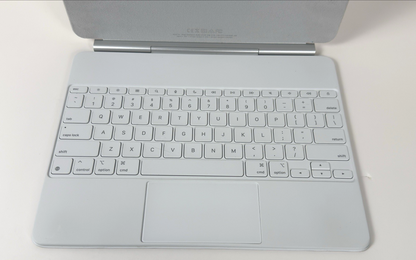 Apple Magic Keyboard White for iPad Air 13″ M3 MDFW4LL/A Excellent!