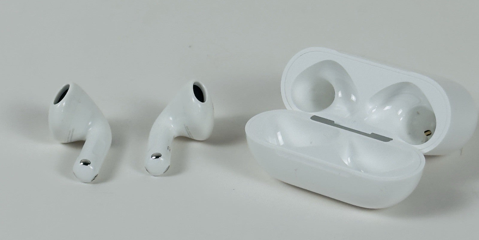 Apple AirPods 4th Gen ANC  with Active Noise Cancellation MXP93LL/A - Excellent!